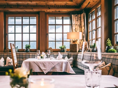 Luxusurlaub - Concierge - Hötting - Gedeckte Tische im Restaurant - Hotel Post Lermoos