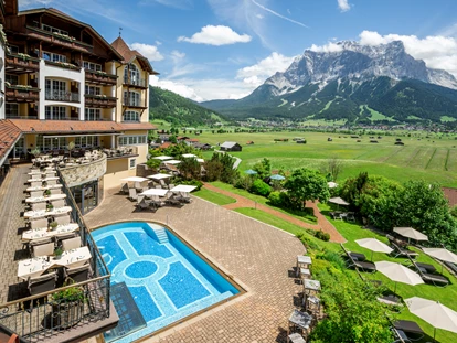 Luxusurlaub - Wellnessbereich - Mühlau (Innsbruck) - Außenpool mit Blick zur Zugspitze - Hotel Post Lermoos