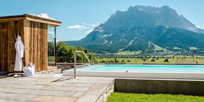 Luxusurlaub - Klassifizierung: 4 Sterne S - Pool mit Blick auf die Zugspitze - Hotel Post Lermoos