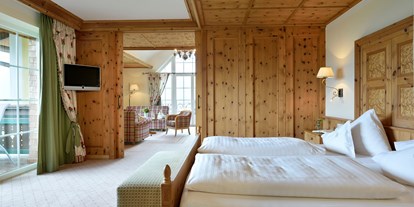 Luxusurlaub - Saunalandschaft: Außensauna - Zugspitze - Suite - Hotel Post Lermoos