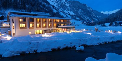 Luxusurlaub - Pools: Außenpool beheizt - Reischach (Trentino-Südtirol) - Winterbild Hotel Zedern Klang****s - Hotel Zedern Klang