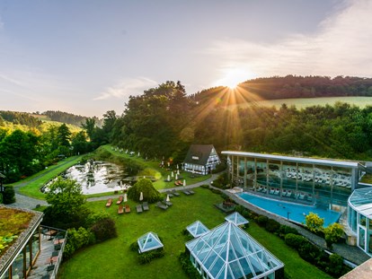 Luxusurlaub - Pools: Außenpool beheizt - Marburg - Parkbereich im Romantik- & Wellnesshotel Deimann - Romantik- & Wellnesshotel Deimann