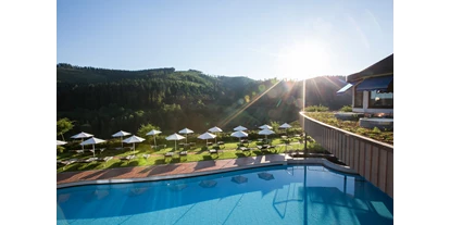 Luxusurlaub - Bettgrößen: Queen Size Bett - Bad Wildbad im Schwarzwald - Außenpool mit Liegewiese - Hotel Traube Tonbach