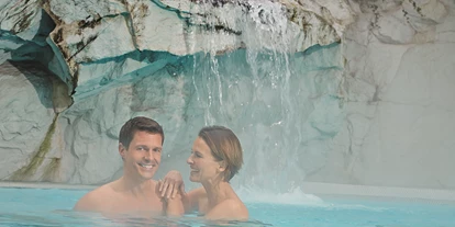 Luxusurlaub - Pools: Außenpool beheizt - Jengen - beheizter Außenpool mit Wasserfall - Hotel, Kneipp & Spa Fontenay "le petit château"