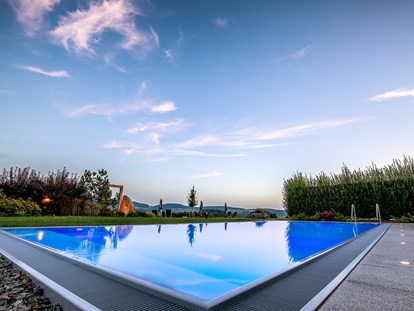 Luxusurlaub - Pools: Innenpool - Infinity-Außenpool im großzügig angelegten Wellnessgarten mit Panoramablick  - Landrefugium Obermüller