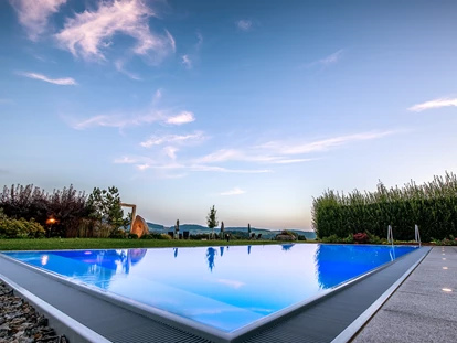 Luxusurlaub - Pools: Infinity Pool - Haidmühle - Infinity-Außenpool im großzügig angelegten Wellnessgarten mit Panoramablick  - Landrefugium Obermüller | SPA & Naturresort | 360 ° Glück | 4,5 Sterne