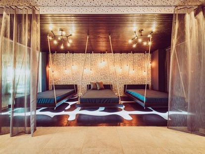 Luxusurlaub - Bar: Hotelbar - Ansprechende Ruheräume mit zahlreichen Rückzugsmöglichkeiten - Landrefugium Obermüller | SPA & Naturresort | 360 ° Glück | 4,5 Sterne