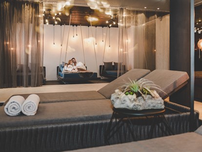 Luxusurlaub - Bar: Hotelbar - Ruheraum mit Relaxliegen - Landrefugium Obermüller | SPA & Naturresort | 360 ° Glück | 4,5 Sterne