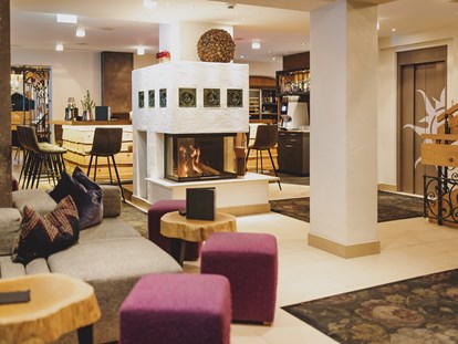 Luxusurlaub - Einrichtungsstil: modern - Lobby mit Bar - Hotel DIE SONNE ****S