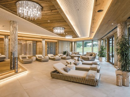 Luxusurlaub - Wellnessbereich - Weiding (Cham) - Einer der großzügigen Ruheräume mit herrlicher Aussicht - Wellness & SPA Resort Mooshof 