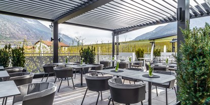 Luxusurlaub - Wellnessbereich - Dorf Tirol - Sonnenterrasse  - Hotel Paradies Family & Spa