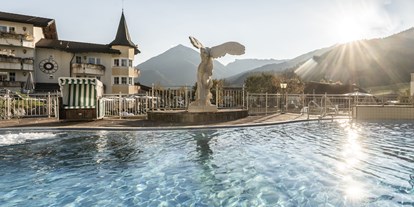 Luxusurlaub - Pools: Außenpool beheizt - Innsbruck - Pool Herbst - Posthotel Achenkirch
