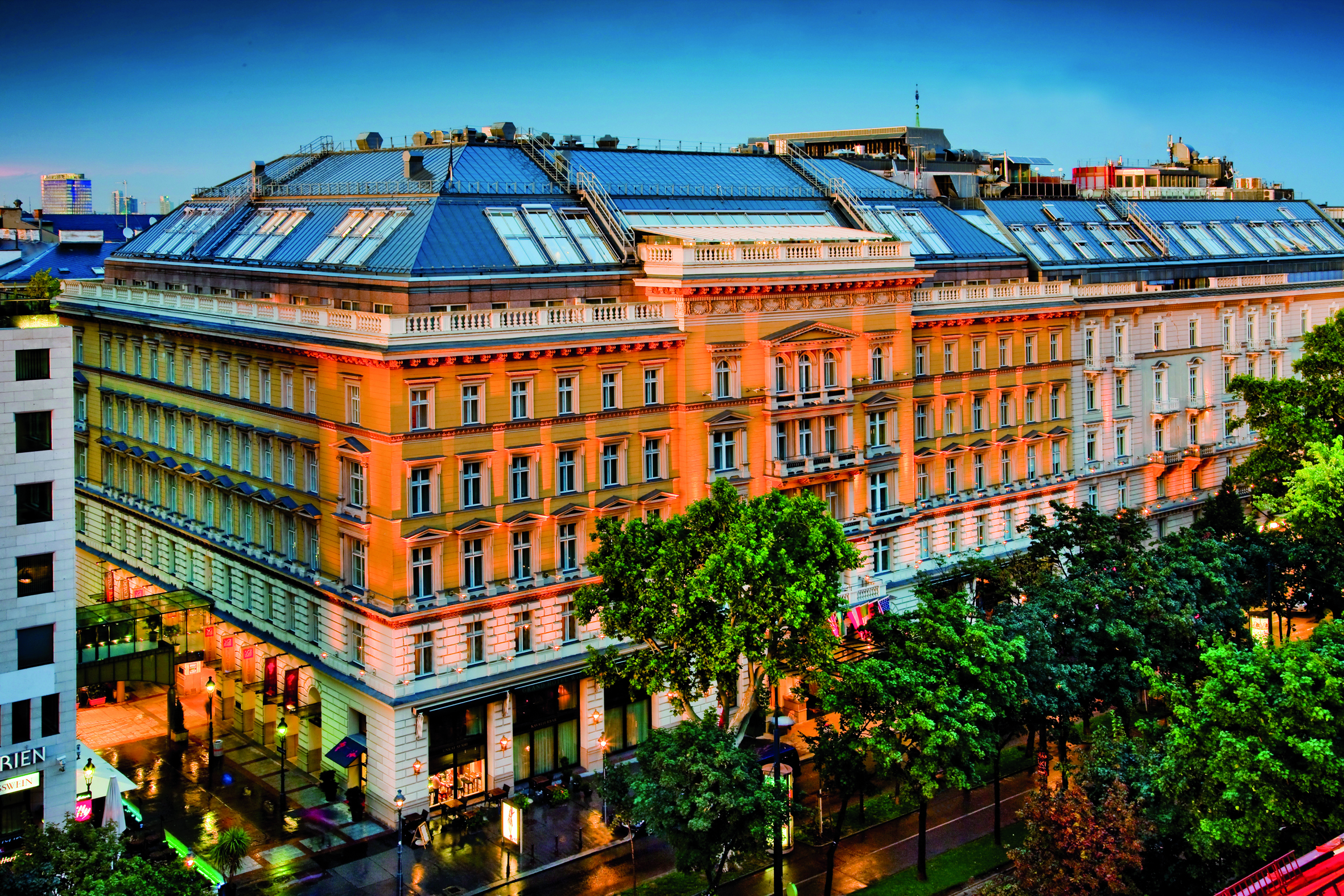 Luxushotel - Das Grand Hotel ist zum einen lebende Legende der epochalen K&K-Monarchie und zum anderen eine luxuriöse Unterkunft für alle, die gewohnt sind die allerhöchsten Ansprüche zu stellen. Das Grand Hotel Wien befindet sich im Zentrum von Wien, am Kärntner Ring, in unmittelbarer Nähe der Wiener Staatsoper, der berühmten Kärntner Straße und des Stephansdoms. - Grand Hotel Wien