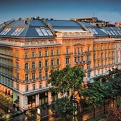 Luxushotel - Das Grand Hotel ist zum einen lebende Legende der epochalen K&K-Monarchie und zum anderen eine luxuriöse Unterkunft für alle, die gewohnt sind die allerhöchsten Ansprüche zu stellen. Das Grand Hotel Wien befindet sich im Zentrum von Wien, am Kärntner Ring, in unmittelbarer Nähe der Wiener Staatsoper, der berühmten Kärntner Straße und des Stephansdoms. - Grand Hotel Wien
