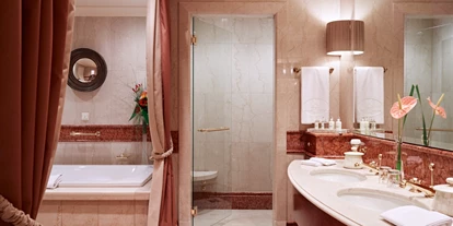Luxusurlaub - Hotel-Schwerpunkt: Luxus & Kultur - Wien-Stadt - Die luxuriösen Badezimmer sind mit Marmor gestaltet und mit einem Doppelwaschbecken ausgestattet - Grand Hotel Wien