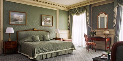 Luxusurlaub - Hotel-Schwerpunkt: Luxus & Kultur - Wien-Stadt - Die Suiten sind luxuriös ausgestattet und bieten eine gemütliche Couch-Ecke und einen Schlafbereich mit Doppelbett oder 2 Einzelbetten. Die Dekoration, in sanftem Grün gehalten, trägt zu einer sehr ruhigen, entspannten Atmosphäre bei. - Grand Hotel Wien