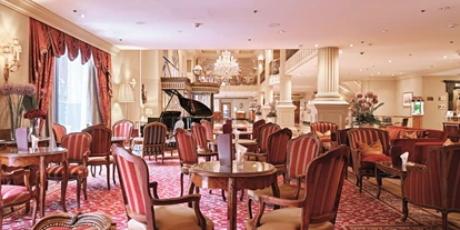 Luxusurlaub - Bettgrößen: Queen Size Bett - Österreich - Die Lounge-Bar "Rosengarten", ebenerdig gelegen, ist Teil der beeindruckenden Lobby des Grand Hotel Wien und etablierter Treffpunkt für lokale und internationale Gäste. - Grand Hotel Wien