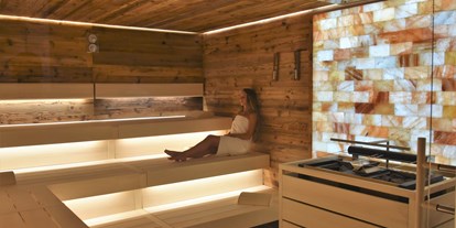 Luxusurlaub - Saunalandschaft: finnische Sauna - Unterloiben - Sauna mit Salzsteinwand - Schlosspark Mauerbach 
