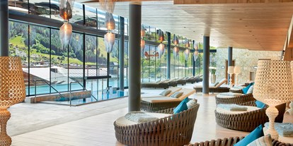 Luxusurlaub - Saunalandschaft: finnische Sauna - Sportbecken  - DAS EDELWEISS Salzburg Mountain Resort