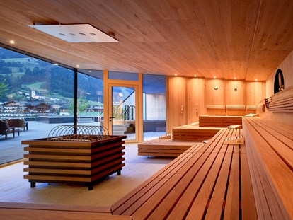 Luxusurlaub - Saunalandschaft: finnische Sauna - Panorama Sauna - DAS EDELWEISS Salzburg Mountain Resort