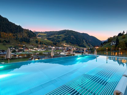 Luxusurlaub - Saunalandschaft: finnische Sauna - Infinity Pool - DAS EDELWEISS Salzburg Mountain Resort