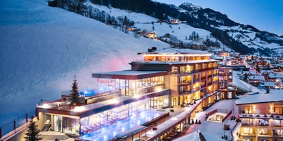 Luxusurlaub - Ladestation Elektroauto - Außenansicht Resort Winter - DAS EDELWEISS Salzburg Mountain Resort