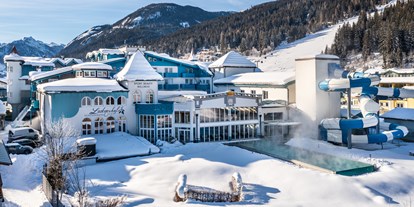 Luxusurlaub - Skilift - Schlosshotel Lacknerhof mit Außenpool und Schipiste im Hintergrund. - Schlosshotel Lacknerhof****S Flachau