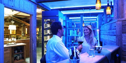 Luxusurlaub - Bar: Hotelbar - Weißenbach (Haus) - Genießen Sie den Abend in unserer Weinbar mit Weindegustationen vom Diplom-Sommelier. - Schlosshotel Lacknerhof****S Flachau