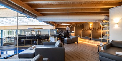 Luxusurlaub - Bar: Cocktailbar - Relax-Galerie mit Lesekojen! - Schlosshotel Lacknerhof****S Flachau