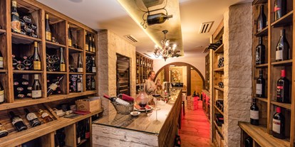 Luxusurlaub - Bar: Hotelbar - Schönau am Königssee - Weinkeller für Genießer - Hotel Salzburger Hof Zauchensee