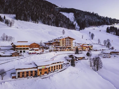 Luxusurlaub - Hotel-Schwerpunkt: Luxus & Skifahren - Neukirchen am Großvenediger - Außenansicht Winter - Familienresort Ellmauhof - das echte All Inclusive ****S