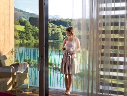 Luxusurlaub - Bettgrößen: King Size Bett - Marquartstein - Balkon des Doppelzimmers Seeblick mit traumhaftem Ausblick auf den Ritzensee - Ritzenhof****S - Hotel & Spa am See