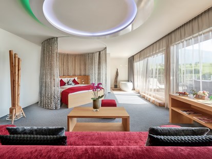 Luxusurlaub - Hotel-Schwerpunkt: Luxus & Wellness - Panorama-Suite mit freistehender Badewanne, großzügiger Dachterrasse und Blick auf den Ritzensee sowie den Gletscher des Kitzsteinhorns - Ritzenhof****S - Hotel & Spa am See