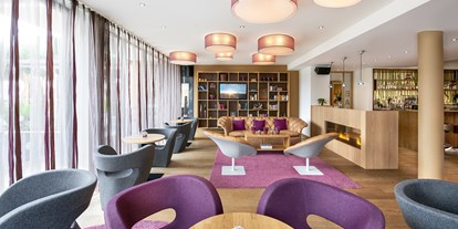 Luxusurlaub - Ladestation Elektroauto - Ritzenhof Lounge und Bar mit Bibliothek - Ritzenhof****S - Hotel & Spa am See