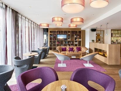 Luxusurlaub - Einrichtungsstil: modern - Ritzenhof Lounge und Bar mit Bibliothek - Ritzenhof****S - Hotel & Spa am See