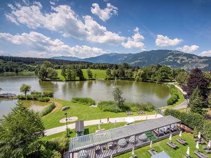 Luxusurlaub - Bettgrößen: King Size Bett - Kirchberg in Tirol - Pergola und private Liegewiese am Ritzensee - Ritzenhof****S - Hotel & Spa am See