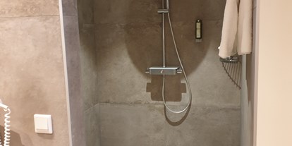 Luxusurlaub - Aigen im Mühlkreis - Naturspielzimer: große, offene Dusche - Romantikresort Bergergut