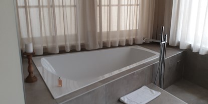 Luxusurlaub - Oberösterreich - Badewanne mit Stufe - Romantikresort Bergergut