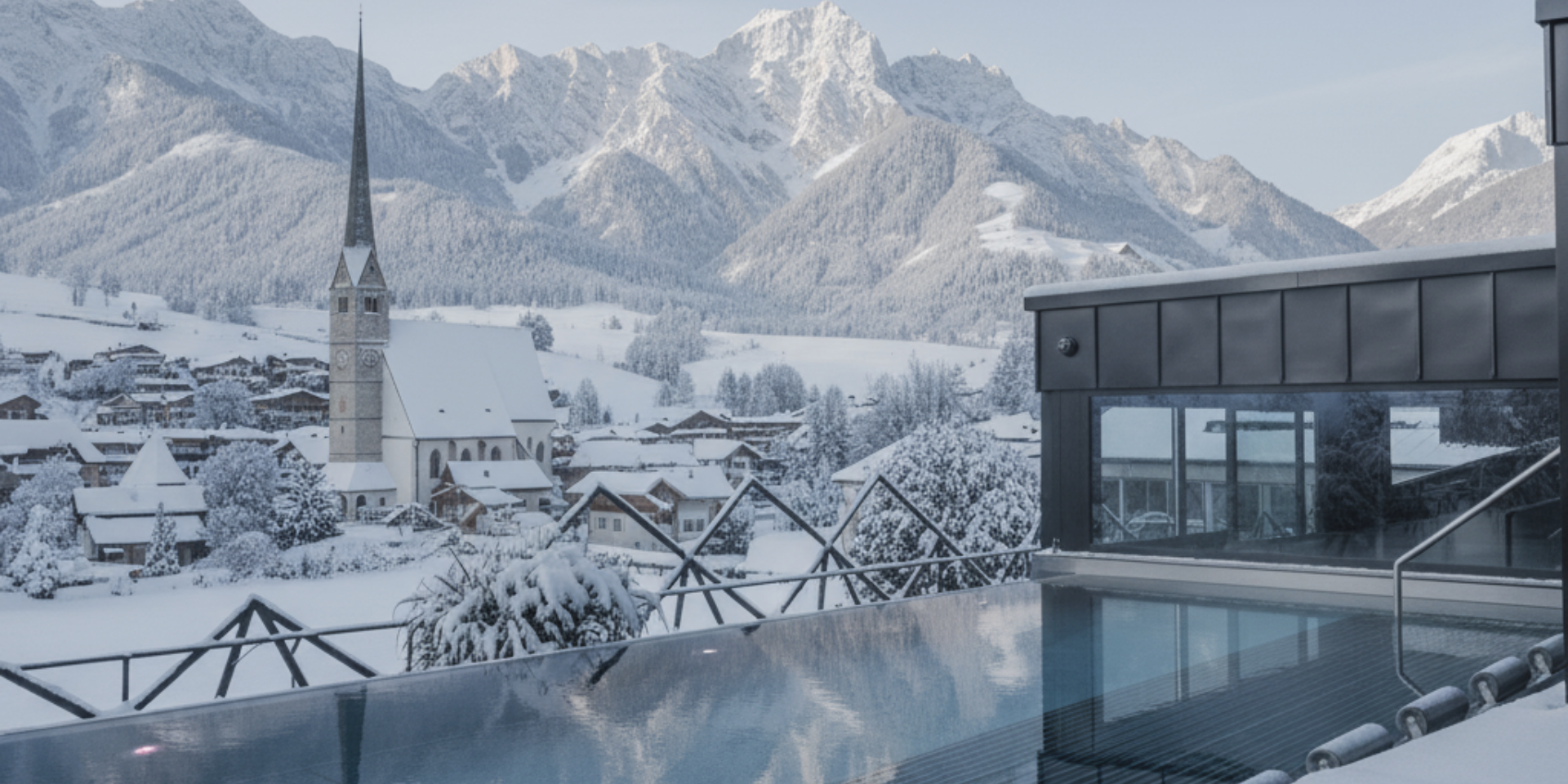 Luxushotel - Eintauchen, durchatmen, staunen: Im Infinitypool der HOCHKÖNIGIN verschmelzen Himmel, Berge und Ruhe zu einem besonderen Moment. Der Blick auf das verschneite Maria Alm und das imposante Steinerne Meer macht Wellness hier zu purem Winterglück. Ein Rückzugsort für Genießer, Paare und alle. - die HOCHKÖNIGIN - Mountain Resort