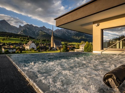 Luxusurlaub - Saunalandschaft: Textilsauna - Kitzbühel - die HOCHKÖNIGIN - Mountain Resort