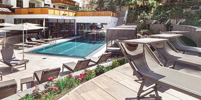 Luxusurlaub - Pools: Innenpool - Galtür - Außenpool im Sommer - Hotel Post
