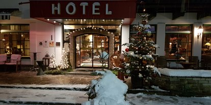 Luxusurlaub - Saunalandschaft: Textilsauna - Kitzbühel - Eingang Hotel - Hotel „Der Kirchenwirt****s"