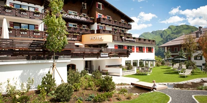 Luxusurlaub - Hotel-Schwerpunkt: Luxus & Skifahren - Grünenbach - Außenansicht Sommer - Hotel Sonnenburg