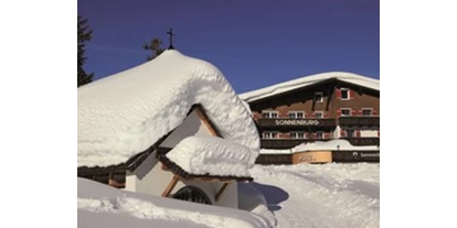 Luxusurlaub - Hotel-Schwerpunkt: Luxus & Skifahren - Grünenbach - Aussenansicht Winter - Hotel Sonnenburg