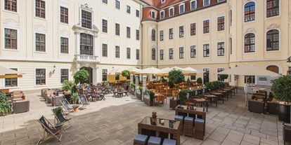 Luxusurlaub - Bar: Poolbar - Prösen - Entspannung pur im malerischen Innenhof - Hotel Taschenbergpalais Kempinski Dresden