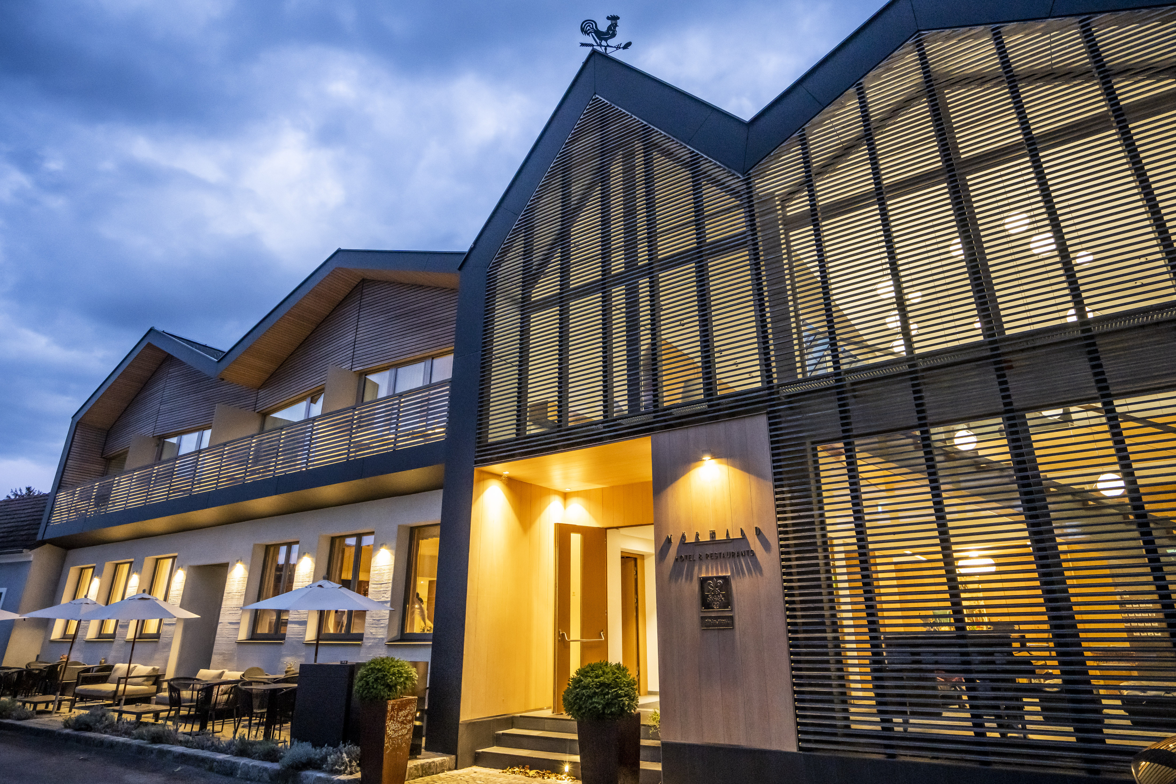 Luxushotel - Haupteingang Hotel am Wagram, Restaurant "Zur Traube", "Kochbar im Wirtshaus" und Gourmetrestaurant "Toni M." - MÖRWALD Relais & Châteaux Hotel am Wagram