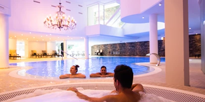 Luxusurlaub - Bar: Hotelbar - Saas-Almagell - Pool mit Whirlpool - Walliserhof Grand-Hotel & Spa