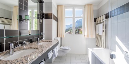Luxusurlaub - Sauna - Ennetbürgen - Badezimmer mit Badewanne, Hotel Belvedere Grindelwald - Belvedere Swiss Quality Hotel Grindelwald
