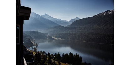 Luxusurlaub - Sauna - Graubünden - Aufstehen und den Tag auf den Balkon begrüssen - Hotel Schweizerhof