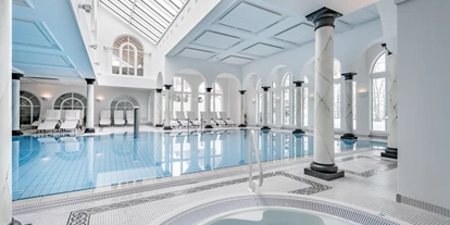 Luxusurlaub - Hotel-Schwerpunkt: Luxus & Beauty - Hallenbad mit Whirlpool - Relais & Châteaux Chasa Montana